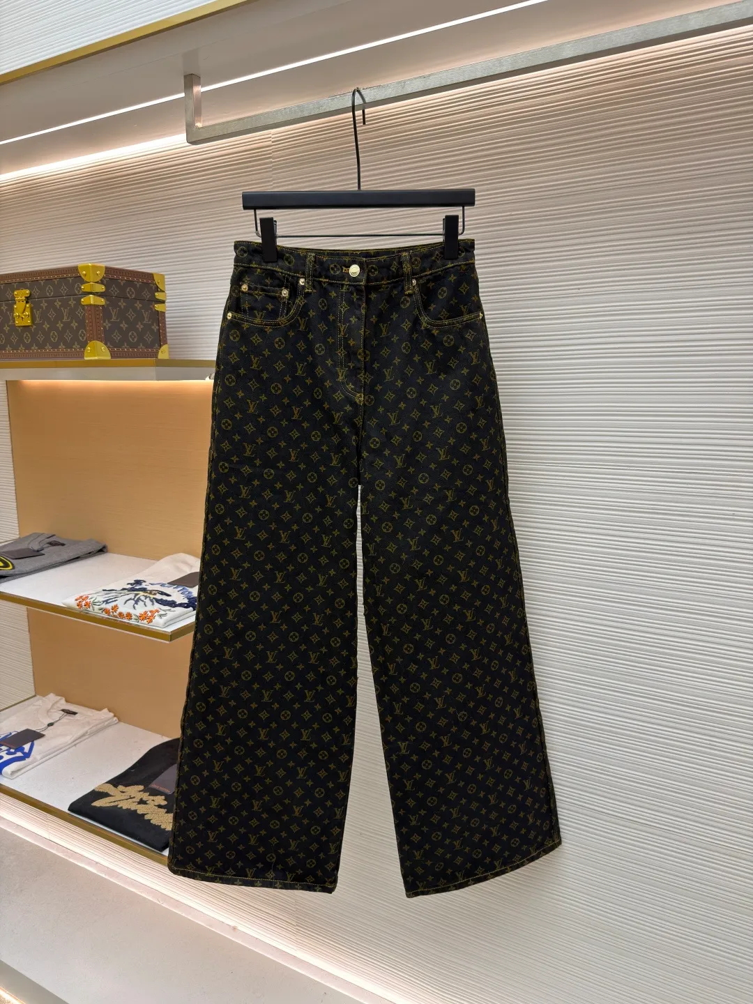 LOUIS VUITTON full letter printed jeans [Women's clothing] ●Original version: purchased and developed by 16199 ●Item number: 1681900-B10 ●Fabric: denim fabric ●Technology: printing production ●Color: brown ●Version: loose fit ●Weight: about 825 grams ●Size: 34-36-38 ●Description: This LV 25 new black full-print denim wide-leg pants are made of 100% high-pound pure cotton denim produced in Italy. After pre-shrinking, the full-print presbyopia pattern is fully aligned and spliced through CAD precise layout and laser cutting (the waist, ankles, and pockets are all aligned), and the fabric loss rate is controlled within 5%. During the production stage, double-needle chain stitching is used to reinforce the front pockets, and the crotch is cross-stitched with high-strength polyester thread backstitching. The trouser loops are fixed with a density of 8 stitches per inch; the hardware is made of black pearl-textured buttons and rivets, which are combined with the same-color stitching to form a low-key layer. In the post-process, retro washing process is used to create an aged effect, and flocking presbyopia process (velvet texture logo) is superimposed. The size tolerance during final inspection is ≤±0.5cm. The thread ends are finely processed with a hot air thread trimmer, and finally shaped with an environmentally friendly dry cleaning agent to ensure that the overall pattern is straight and delicate, the fabric is comfortable and soft, and the color is consistent without color difference. It can be matched with the same style to create a fashionable look and control various occasions. Customized accessories, complete with three standards, the same style for men and women!